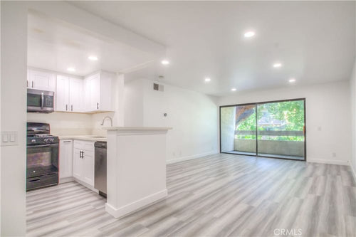 600 W 3rd Street #C202, Santa Ana, CA 92701 - 2 Beds - 1 Bath - 864 sq ft